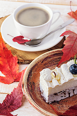 포토 JPG 해외이미지 커피 낙엽 티타임 사람없음 케이크 달콤 커피잔 블루베리 해외포토 음료 잎 과일 휴식 디저트 잔 맛 파일형식 이미지허브