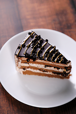 포토 JPG 해외이미지 접시 음식 조각 탁자 디저트 사람없음 목재 케이크 초콜릿 어둠 빵집 신선 달콤 맛 굽기 크림 옛날 타르트 페스츄리 해외포토 나무 식기 빵 가구 컨셉 재료 상점 구이 파이_빵 파일형식 이미지허브