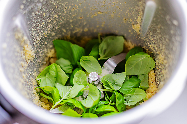 포토 JPG 해외이미지 식물 전통 접시 문화 음식 백그라운드 잎 채소 재료 탁자 치즈 건강 마늘 요리 사람없음 목재 초록색 주방 이탈리아 견과류 신선 소나무 양념 사발 지중해 믹서 허브 향신료 준비 유기농 올리브 날것 바질 핸드메이드 비건 해외포토 나무 식기 웰빙 열매 유럽 바다 컬러 가구 유제품 사기그릇 채식주의자 향미료 파일형식 이미지허브