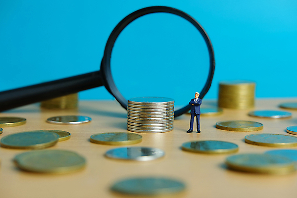 포토 JPG 해외이미지 응시 백그라운드 컨셉 돈 비즈니스 유리 돋보기 서기 사람 사람없음 금융 경제 장난감 숫자 판매 쌓기 동전 미니어처 성장 업무 비즈니스맨 시장 계획 주식 검색 무역 투자 이익 해결 회계 대출 빚 경영 세금 수입 위기 해외포토 문자 시선 남자 산업 모션 재질 모형 작업 직장인 재산 파일형식 이미지허브