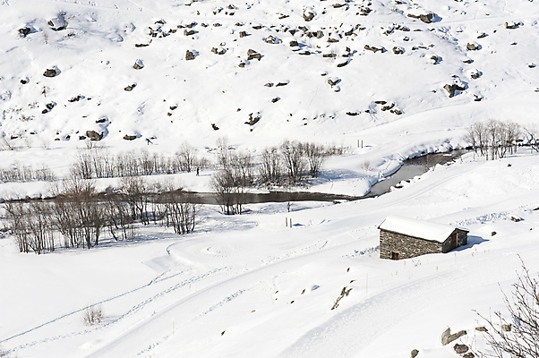 포토 JPG 해외이미지 겨울 자연 벽돌 산 풍경 경사 사람없음 건물 강 추위 바위 흰색 개울 오두막 언덕 멀리 고립 눈내림 해외포토 건축물 계절 컬러 눈_날씨 돌_바위 생태계 파일형식 이미지허브