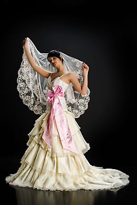 포토 JPG 해외이미지 모델 1 드레스 옷 여자 행복 감정 결혼 결혼식 한명 사람 이벤트 성인 머리카락 유행 어둠 기쁨 축하 슛 고립 사춘기 해외포토 컨셉 머리 파일형식 이미지허브