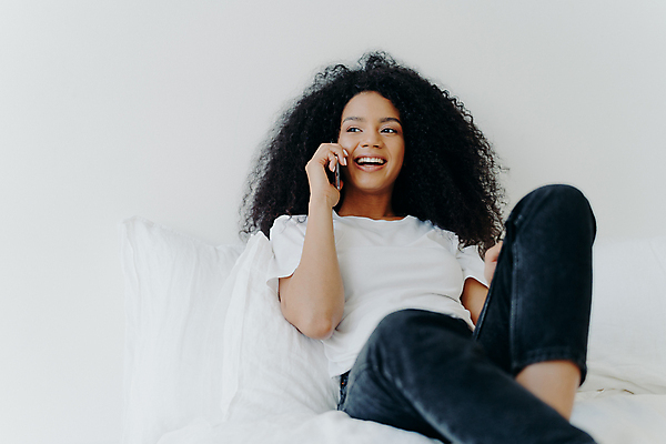 포토 JPG 해외이미지 1 라이프스타일 여자 행복 여유 통신 베개 아침 휴식 주택 실내 말하기 대화 미소 사람 성인 사람없음 10대 스마트폰 핸드폰 기쁨 침실 흰색 침대 연결 무선전화기 전자 부름 거짓말 답변 셀룰러 해외포토 주간 감정 컬러 가구 컨셉 침구 모션 청소년 표정 내부 건물 생활 전자제품 스마트기기 전화기 파일형식 이미지허브