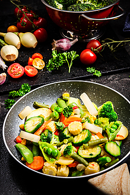 포토 JPG 해외이미지 라이프스타일 접시 음식 컨셉 다이어트 채소 탁자 건강 요리 사람없음 초록색 식사 저녁식사 중국 이탈리아 튀김 신선 맛 혼합 브로콜리 먹기 준비 완두콩 날것 후추 내추럴 저지방 채식주의자 핸드메이드 디톡스 개조 비건 해외포토 식기 유럽 아시아 컬러 가구 모션 콩 생활 기름_음식 향신료 채식 파일형식 이미지허브