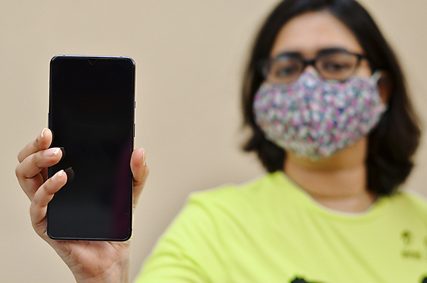 포토 JPG 해외이미지 라이프스타일 손 응시 여자 행복 안경 백그라운드 인터넷 통신 손가락 모바일 세포 건강 한명 사람 성인 스마트폰 핸드폰 우주 디지털 스크린 웹 공백 흰색 잡기 어플리케이션 스마트 쇼 보여주기 거짓 고립 목업 해외포토 1 시선 잡화 감정 컬러 컨셉 모션 생활 신체부위 전자제품 스마트기기 파일형식 이미지허브