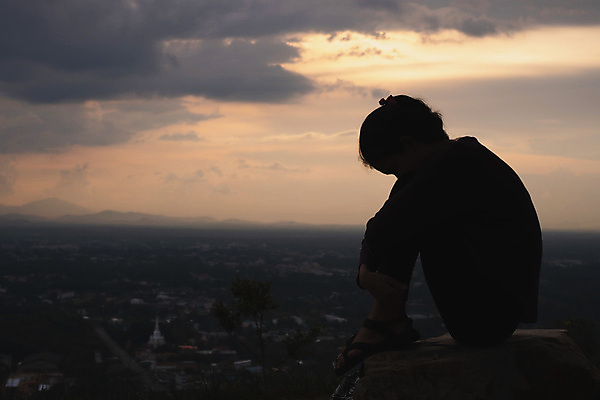 포토 JPG 해외이미지 1 라이프스타일 응시 여자 생각 한명 동양인 성인 슬픔 표현 드라마 문제 혼자 해외포토 시선 감정 사람 인종 생활 파일형식 이미지허브