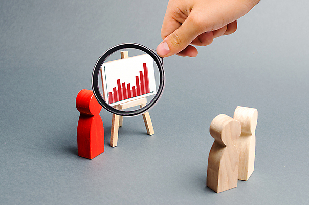 포토 JPG 해외이미지 손 회색배경 돋보기 그래프 실내 들기 신체부위 관찰 말_게임 발표 확대 해외포토 백그라운드 모션 사람 내부 회색 파일형식 이미지허브