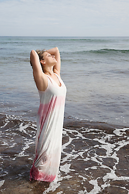 포토 JPG 해외이미지 라이프스타일 드레스 여자 행복 감정 바다 여행 컨셉 휴가 휴식 건강 한명 서기 손짓 야외 물 금발 평화 에너지 자유 관찰 호흡 흥분 팔 무료 수평선 해외포토 자연요소 1 헤어스타일 옷 모션 사람 생활 신체부위 파일형식 이미지허브