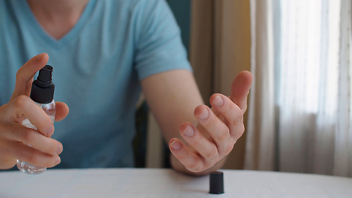 포토 JPG 해외이미지 백인 남자 한명 사람 성인 스프레이 소독 위생관리 성인남자한명만 코로나바이러스 해외포토 서양인 1 관리 바이러스 남자한명만 성인남자만 파일형식 이미지허브