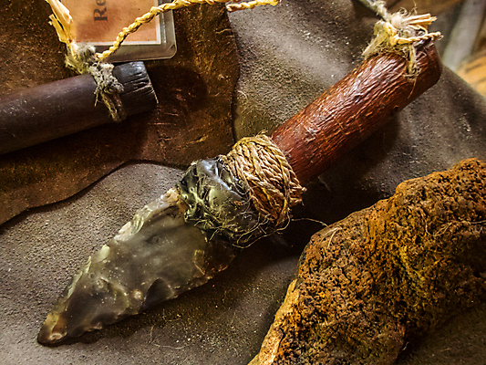 포토 JPG 해외이미지 무기 여행 자연 표면 휴가 뿔 취미 사람없음 목재 마을 검은색 기계 수확 골동품 바위 기구 역사 숲 박물관 복고 작업도구 선사시대 내추럴 고고학 목판 밭일 지질 지질학 생존 해외포토 나무 교육 컬러 농업 재료 돌_바위 도구 생태계 파일형식 이미지허브