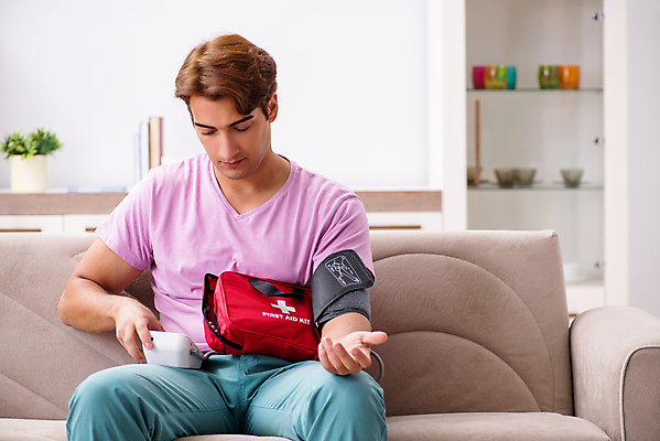 포토 JPG 해외이미지 남자 실내 한명 앉기 상반신 성인 앞모습 구급상자 혈압계 혈압 혈압측정 성인남자한명만 해외포토 1 뷰포인트 의학 의료기기 모션 사람 내부 의료용품 측정 남자한명만 성인남자만 파일형식 이미지허브