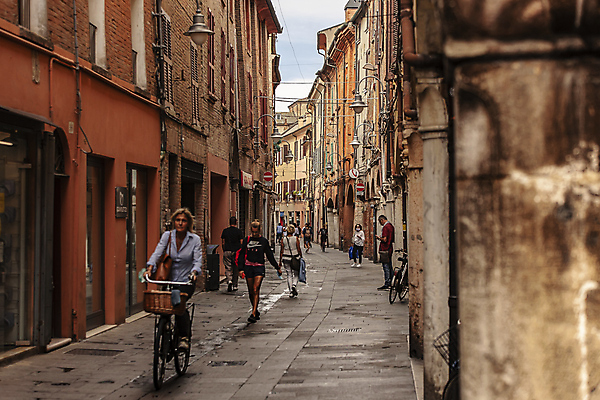 포토 JPG 해외이미지 주간 전신 여자 남자 유럽건축 여러명 성인 야외 건물 앞모습 옆모습 뒷모습 걷기 자전거 이탈리아 골목길 승차 성인만 해외포토 자연요소 건축물 유럽 길 뷰포인트 다수 서양건축 모션 사람 바이크 파일형식 이미지허브