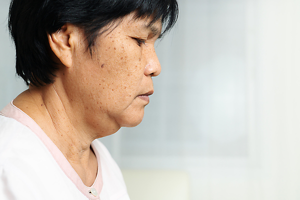 포토 JPG 해외이미지 백인 모델 1 라이프스타일 여자 노년 할머니 얼굴 백그라운드 친절 한명 동양인 성인 우주 귀여움 화장품 립스틱 흰색 표현 시간 자신감 주름 피부 입술 싱글 코 긍정 목 스킨케어 턱 주근깨 돌봄 옛날 완벽 해외포토 서양인 감정 컬러 컨셉 모션 사람 인종 생활 신체부위 뷰티 점 파일형식 이미지허브