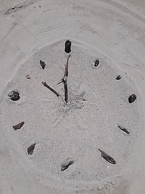 포토 JPG 해외이미지 아이콘 얼굴 모래 바다 시계 백그라운드 컨셉 밭 자연 유리 휴가 사람없음 야외 태양 캠핑 하이킹 사막 조약돌 흰색 시간 원형 심볼 손목시계 모래시계 타이머 분 생존 해외포토 자연요소 도형 컬러 농업 장신구 재질 레저 신체부위 돌_바위 생태계 파일형식 이미지허브