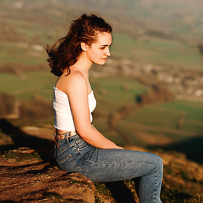 포토 JPG 해외이미지 백인 1 라이프스타일 공원 행복 얼굴 여행 밭 자연 하늘 바람 휴식 산 갈색머리 한명 미소 사람 풍경 야외 10대 여름 일몰 자유 가을 골 해외포토 자연요소 서양인 헤어스타일 계절 공공시설 감정 컨셉 농업 청소년 날씨 표정 생활 신체부위 노을 생태계 파일형식 이미지허브