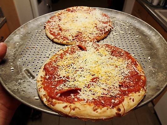 포토 JPG 해외이미지 손 음식 치즈 피자 쟁반 사람없음 주방 저녁식사 껍질 잡기 구멍 굽기 토마토소스 점심식사 모짜렐라치즈 페퍼로니 해외포토 모션 유제품 패스트푸드 서양음식 신체부위 식사 소스_음식 소시지 구이 파일형식 이미지허브