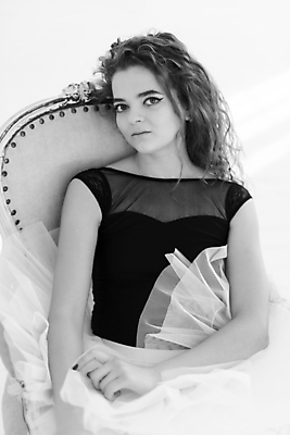 포토 JPG 해외이미지 백인 응시 여자 흑백 실내 한명 사람 상반신 성인 앞모습 우아함 발레 발레리나 발레복 성인여자한명만 해외포토 서양인 1 시선 옷 뷰포인트 컨셉 촬영기법 내부 춤 여자한명만 성인여자만 파일형식 이미지허브