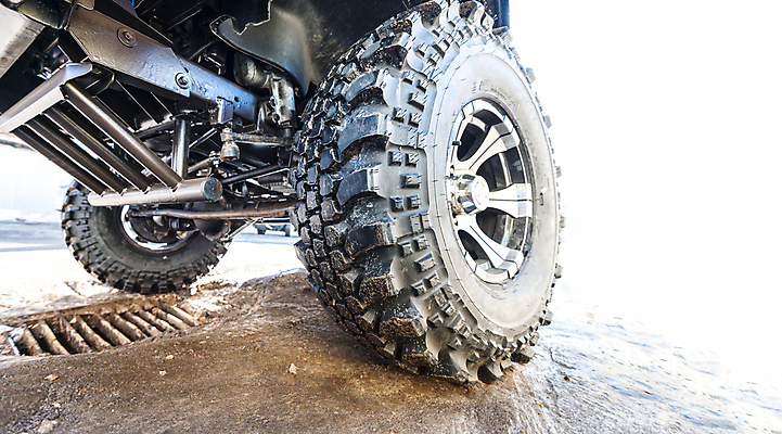 포토 JPG 해외이미지 도로 여행 백그라운드 부분 교통시설 모션 자동차 사람없음 금속 검은색 운전 흰색 바퀴 원형 구멍 가장자리 승차 큼 묘사 질감 타이어 밟기 고무 배수구 비포장도로 자동 해외포토 도형 길 육상교통 컬러 교통 재질 둘레 크기 시설 파일형식 이미지허브