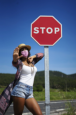 포토 JPG 해외이미지 나무 응시 밭 하늘 포도 미래 산 거리 주택 경고 가면 한명 야외 초록색 파란색 햇빛 태양 카메라 스페인 바이러스 고독 떨어짐 호흡 위험 불안 감염 포도밭 전염 긴장 브라질 바르셀로나 소셜 브라질사람 해외포토 자연요소 식물 1 시선 감정 유럽 컬러 컨셉 농업 과일 사람 건물 전자제품 남아메리카 질병 파일형식 이미지허브