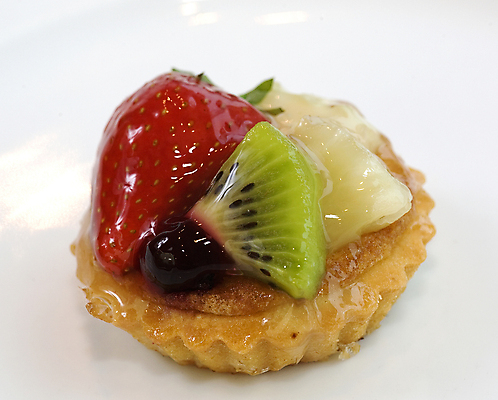 포토 JPG 해외이미지 열매 음식 조각 과일 부분 탁자 딸기 디저트 요리 사람없음 여름 과자 케이크 빵집 견과류 신선 달콤 맛 아침식사 굽기 크림 블루베리 베리 자두 블랙베리 건포도 타르트 페스츄리 핸드메이드 해외포토 식물 계절 빵 가구 컨셉 포도 상점 식사 구이 파이_빵 건과일 파일형식 이미지허브