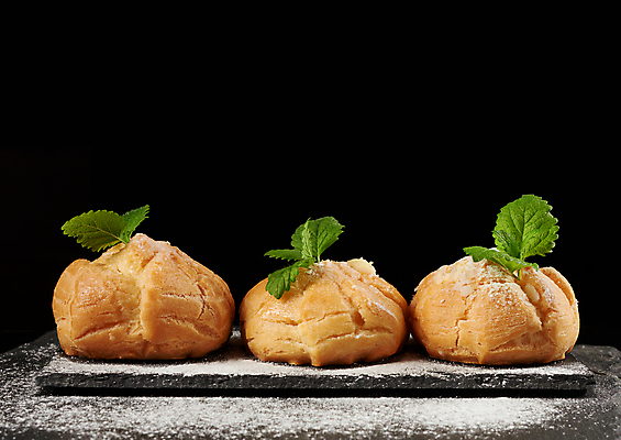 포토 JPG 해외이미지 검은배경 디저트 실내 사람없음 세개 달콤 민트 일렬 돌판 슈가파우더 프랑스음식 에클레어 해외포토 음식 백그라운드 서양음식 3 내부 검은색 돌_바위 맛 허브 파일형식 이미지허브