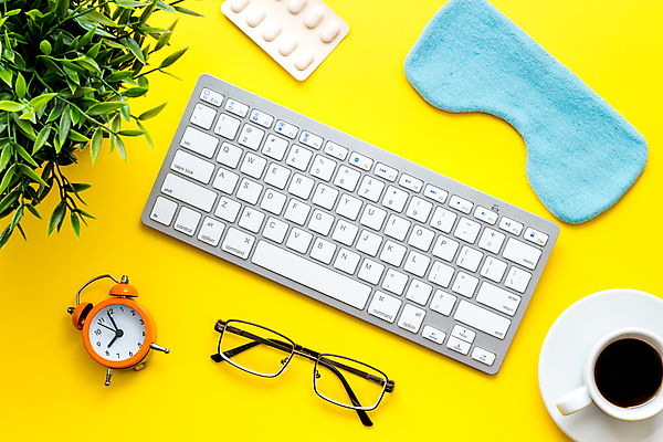 포토 JPG 해외이미지 디자인 안경 커피 비즈니스 탁자 실내 피곤 사람없음 하이앵글 알약 자명종 키보드 잠 졸음 커피잔 컵받침 책상 업무과다 과로 노란배경 안대 해외포토 잡화 감정 음료 뷰포인트 시계 가구 백그라운드 컨셉 잔 내부 약 노란색 알람 업무 받침대 파일형식 이미지허브