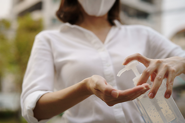 포토 JPG 해외이미지 여자 마스크 한명 성인 투명 언론 로션 위생관리 성인여자한명만 코로나바이러스 신청 해외포토 1 관리 사람 화장품 바이러스 여자한명만 성인여자만 파일형식 이미지허브