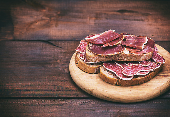 포토 JPG 해외이미지 빵 실내 샌드위치 사람없음 쌓기 소고기 올리브 슬라이스 나무도마 나무받침 나무탁자 하몽 카피스페이스 해외포토 열매 음식 모션 탁자 도마 육류 내부 목재 공백 받침대 햄 파일형식 이미지허브