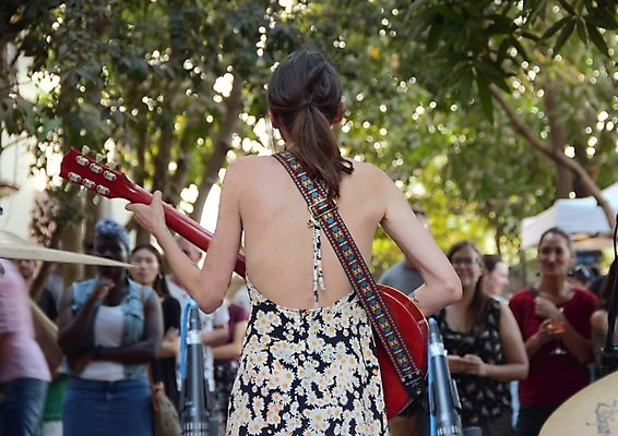 포토 JPG 해외이미지 백인 여자 음악 노래 놀이 휴식 거리 사람 이벤트 사람없음 야외 축제 소리 콘서트 공연 연주자 음악가 가수 무대 기구 기타 악단 그룹 쇼 기타리스트 일반 무료 플레이어 생존 해외포토 서양인 직업 컨셉 현악기 문화예술 파일형식 이미지허브