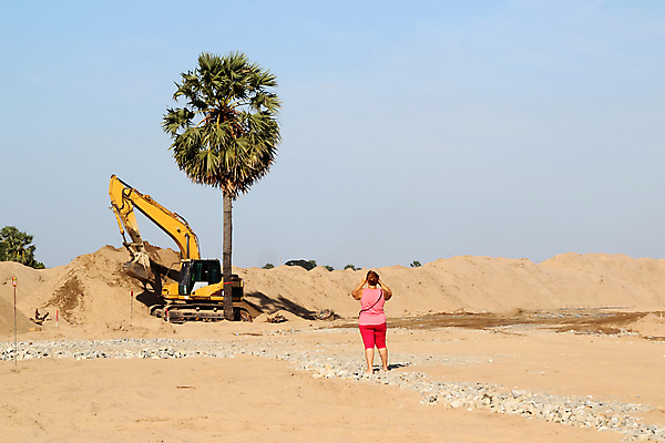 포토 JPG 해외이미지 나무 1 라이프스타일 응시 옷 여자 행복 얼굴 건강 손바닥 한명 웃음 사람 성인 가로 빨간색 모래사장 노란색 머리 화장품 사막 신선 중앙 매끈함 굴착기 피부관리 부드러움 내추럴 고립 완벽 해외포토 식물 손 시선 감정 바다 컬러 컨셉 표정 생활 신체부위 뷰티 감각 중장비 파일형식 이미지허브