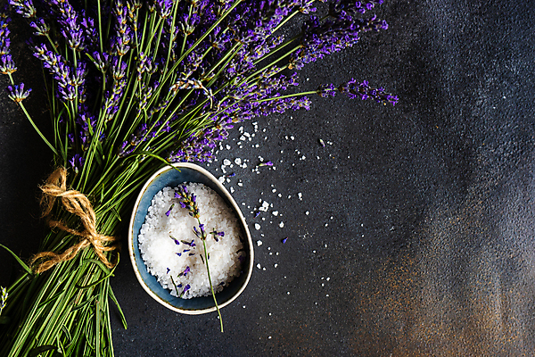 포토 JPG 해외이미지 그릇 꽃다발 검은배경 사람없음 사발 소금 라벤더 카피스페이스 해외포토 식기 꽃 백그라운드 검은색 공백 사기그릇 허브 파일형식 이미지허브