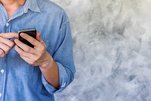 포토 JPG 해외이미지 라이프스타일 손 남자 컨셉 셔츠 비즈니스 통신 모바일 서기 사람 사람없음 파란색 스마트폰 핸드폰 유행 장비 터치 정보 잡기 네트워크 메시지 어플리케이션 연결 전화기 스마트 스타일 해외포토 컬러 상의 모션 생활 신체부위 전자제품 스마트기기 파일형식 이미지허브