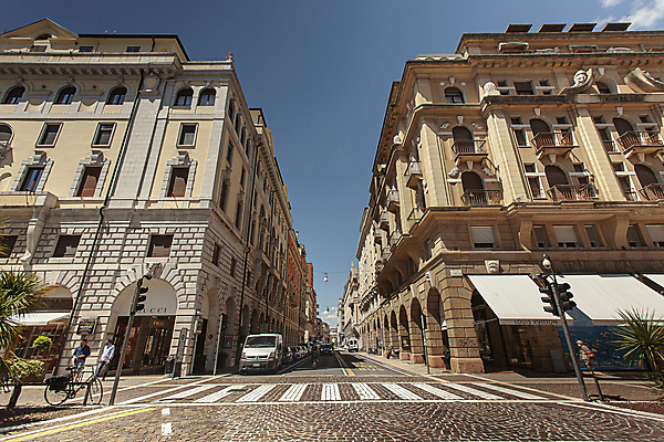 포토 JPG 해외이미지 주간 유럽풍경 서양건축 자동차 거리 사람없음 야외 건물 자전거 이탈리아 횡단보도 신호등 광장 해외포토 자연요소 건축물 유럽 육상교통 해외건축 풍경 바이크 보행로 파일형식 이미지허브