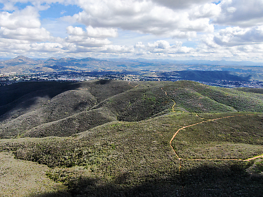 포토 JPG 해외이미지 구름 계절 여행 백그라운드 자연 하늘 산 건조 건강 풍경 사람없음 야외 빨간색 초록색 여름 파란색 운동 환경 계곡 맑음 미국 산책 트래킹 활발 산책로 하이킹 바위 캘리포니아 장면 이웃 조감도 해외포토 자연요소 길 컬러 컨셉 북아메리카 레저 날씨 휴식 돌_바위 생태계 파일형식 이미지허브