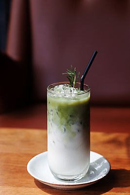 포토 JPG 해외이미지 탁자 실내 빨대 사람없음 카페 녹차 컵받침 쉐이크 녹차라떼 말차 말차라떼 해외포토 음료 가구 내부 차_음료 상점 받침대 라떼 파일형식 이미지허브