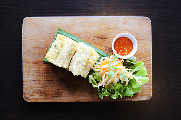 포토 JPG 해외이미지 검은배경 실내 사람없음 하이앵글 샐러드 튀김 롤 종지 칠리소스 나무도마 말이 해외포토 그릇 음식 뷰포인트 백그라운드 도마 내부 목재 검은색 소스_음식 파일형식 이미지허브