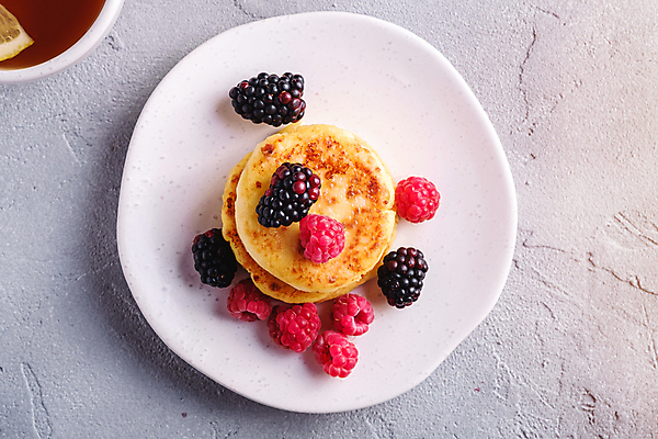 포토 JPG 해외이미지 접시 회색배경 사람없음 달콤 산딸기 블랙베리 팬케이크 콘크리트 해외포토 식기 백그라운드 과일 케이크 회색 맛 파일형식 이미지허브