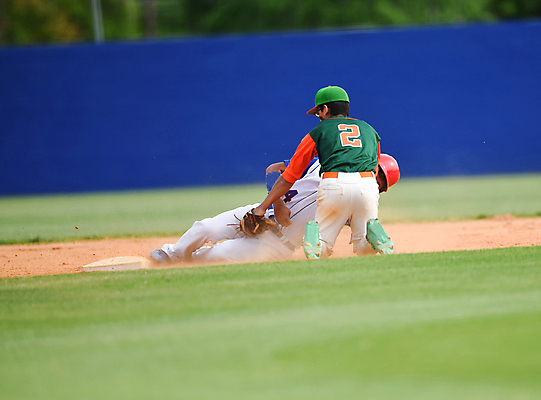 포토 JPG 해외이미지 전신 남자 유니폼 청소년 두명 앞모습 뒷모습 10대 경쟁 경기장 활발 야구 야구선수 무릎꿇기 투수 야구복 대회 넘어짐 슬라이딩 흙먼지 십대남자만 해외포토 옷 뷰포인트 컨셉 스포츠시설 모션 운동선수 사람 운동복 구기 먼지 남자만 십대만 파일형식 이미지허브