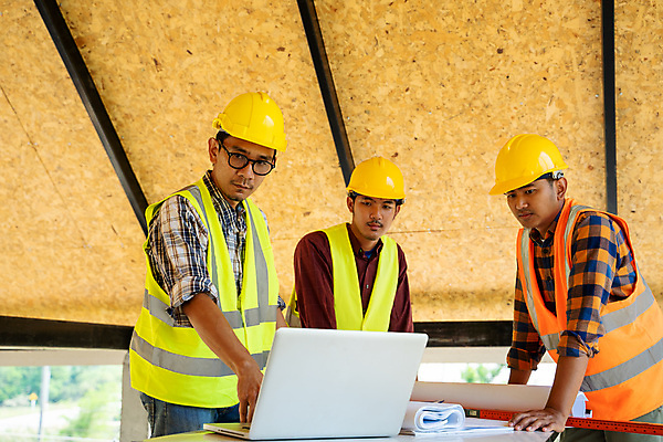 포토 JPG 해외이미지 백인 직업 디자인 산업 비즈니스 건축양식 협력 설계 노동자 건설업 직장 함께함 사람 성인 가로 세명 작업 비즈니스맨 비즈니스우먼 그룹 엔지니어 보호 계획 안전모 헬멧 건축가 디자이너 땅 동료 그림 경영자 청사진 공학 건축업자 프로젝트 브레인스토밍 해외포토 서양인 여자 교육 남자 건축 컨셉 회사 관계 직장인 기술자 안전장비 보호장비 리더 파일형식 이미지허브