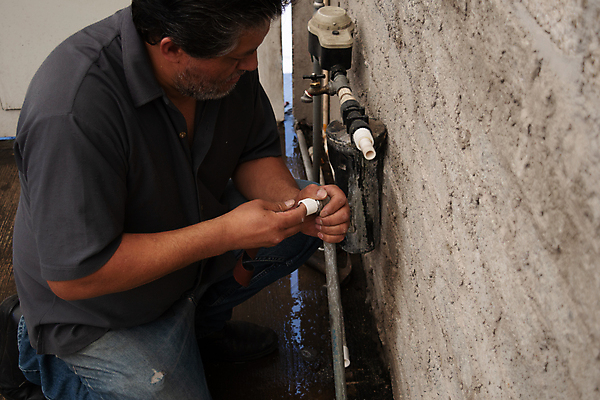 포토 JPG 해외이미지 산업 노동자 바닥 주택 한명 내부 건물 물 방 업무 수술 기술자 엔지니어 시스템 고정 튜브 감독관 설정 유지 배관공 설치 조이기 파이프라인 해외포토 자연요소 직업 1 건축물 의학 모션 사람 치료 작업 파이프_관 파일형식 이미지허브