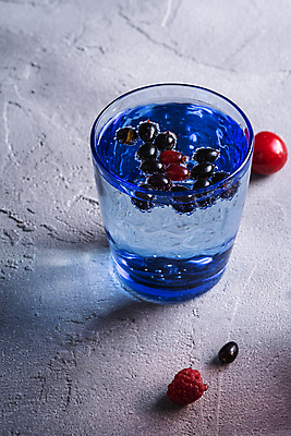 포토 JPG 해외이미지 잔 사람없음 파란색 투명 체리 탄산음료 산딸기 베리 콘크리트 탄산수 해외포토 식기 음료 컬러 과일 물 탄산 파일형식 이미지허브
