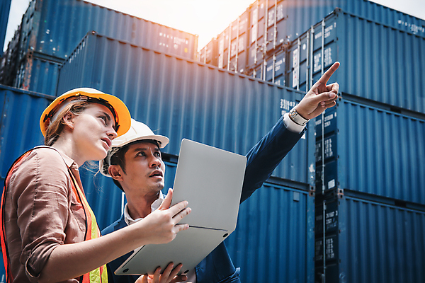 포토 JPG 해외이미지 주간 여자 남자 노동자 들기 상반신 성인 야외 두명 앞모습 옆모습 노트북 가리킴 업무 비즈니스맨 지시 컨테이너 확인 무역 무역항 무역센터 성인만 해외포토 자연요소 직업 산업 뷰포인트 비즈니스 모션 사람 손짓 전자제품 작업 직장인 파일형식 이미지허브