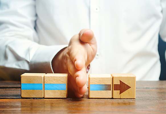 포토 JPG 해외이미지 손 남자 화살표 와이셔츠 비즈니스 한명 상반신 성인 여러개 연결 끊어짐 성인남자한명만 나무블록 해외포토 1 다수 셔츠 모션 사람 목재 신체부위 블록 남자한명만 성인남자만 파일형식 이미지허브