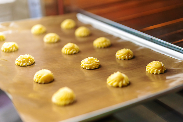 포토 JPG 해외이미지 백인 직업 전통 여자 산업 음식 비즈니스 디저트 주택 직장 쟁반 따뜻함 관리 요리 사람없음 갈색 쿠키 케이크 상점 빵집 신선 업무 오븐 달콤 맛 굽기 준비 반죽 밀가루 번 제빵사 캡모자 핸드메이드 해외포토 서양인 모자_잡화 빵 컬러 컨셉 회사 사람 건물 가전제품 작업 가루 구이 파일형식 이미지허브