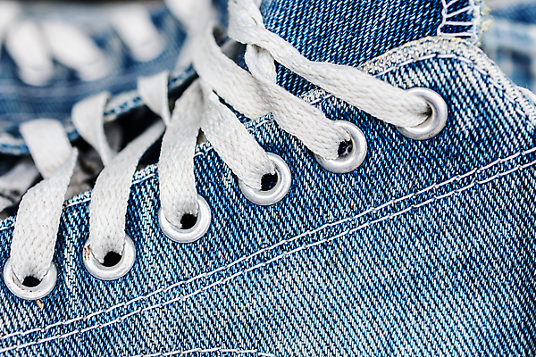 포토 JPG 해외이미지 옷 선 줄 스포츠 운동화 신발 장신구 사람없음 파란색 유행 장비 청바지 직물 구멍 고리 닫기 연결 묘사 캔버스 노끈 양발 운동화끈 스타일 미니멀 해외포토 컬러 바지 모션 끈 파일형식 이미지허브