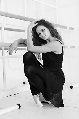 포토 JPG 해외이미지 전신 백인 여자 흑백 실내 한명 사람 성인 옆모습 우아함 발레 발레리나 발레복 웅크림 성인여자한명만 해외포토 서양인 1 옷 뷰포인트 컨셉 모션 촬영기법 내부 춤 여자한명만 성인여자만 파일형식 이미지허브