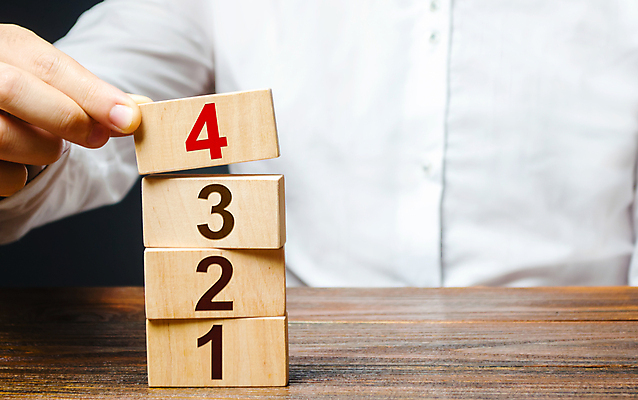 포토 JPG 해외이미지 손 남자 와이셔츠 비즈니스 한명 상반신 성인 숫자 쌓기 여러개 성인남자한명만 나무블록 놓기 해외포토 문자 1 다수 셔츠 모션 사람 목재 신체부위 블록 남자한명만 성인남자만 파일형식 이미지허브