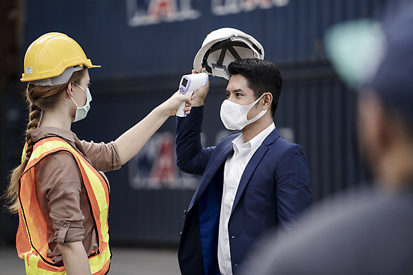 포토 JPG 해외이미지 손 여자 산업 백그라운드 비즈니스 공장 표면 노동자 건강 가면 안전 사람 야외 치료 세명 약 장비 덮개 업무 열 투명 그룹 작업실 수비 바이러스 제조 보호 질병 온도계 체온계 컨테이너 분석 창고 측정 보안 전자 전염 먼지 온도 짐차 공학 돌봄 이마 해외포토 직업 교육 컨셉 공업 의학 모션 자동차 신체부위 뚜껑 작업 감염 파일형식 이미지허브