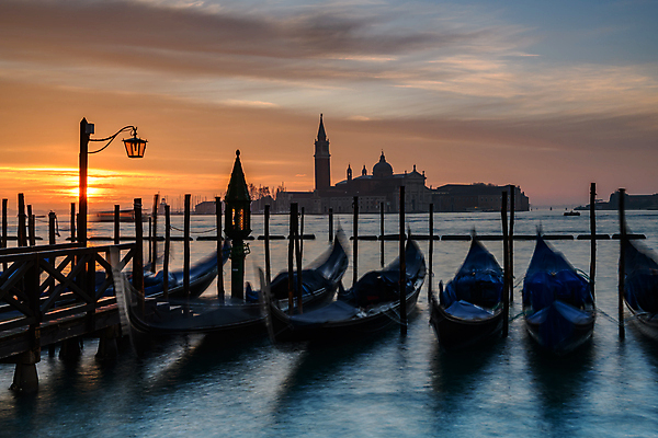 포토 JPG 해외이미지 바다 상징 섬 여행 하늘 아침 날씨 사람없음 물 관광지 일출 이탈리아 보트 곤돌라 베네치아 카피스페이스 해외포토 주간 자연요소 유럽 배_교통 노을 공백 파일형식 이미지허브