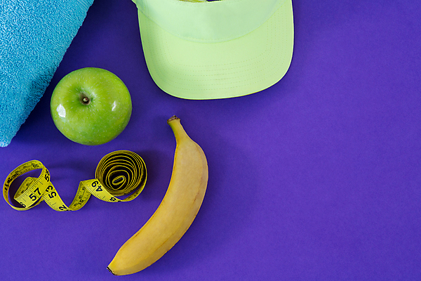 포토 JPG 해외이미지 스튜디오촬영 라이프스타일 다이어트 바나나 줄자 사람없음 건강관리 사과 청사과 보라색배경 해외포토 백그라운드 과일 실내 자 건강 관리 생활 보라색 파일형식 이미지허브